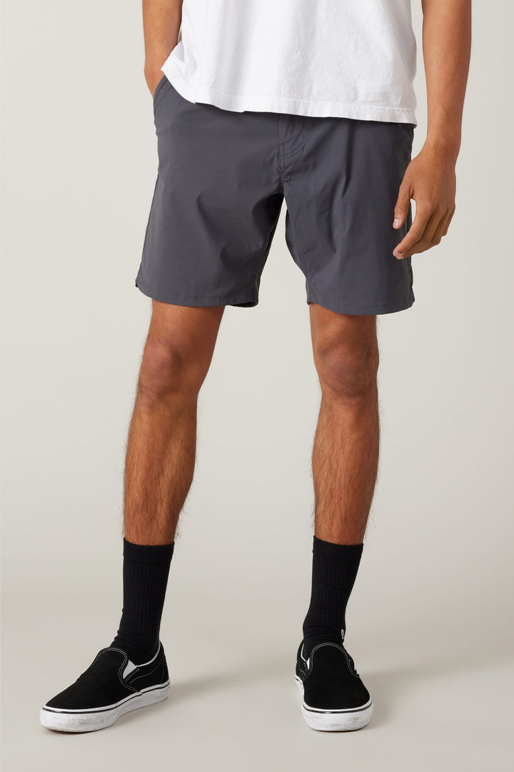 686 Men's Everywhere® Featherlight Chino Short — CHARCOAL (vista 2)