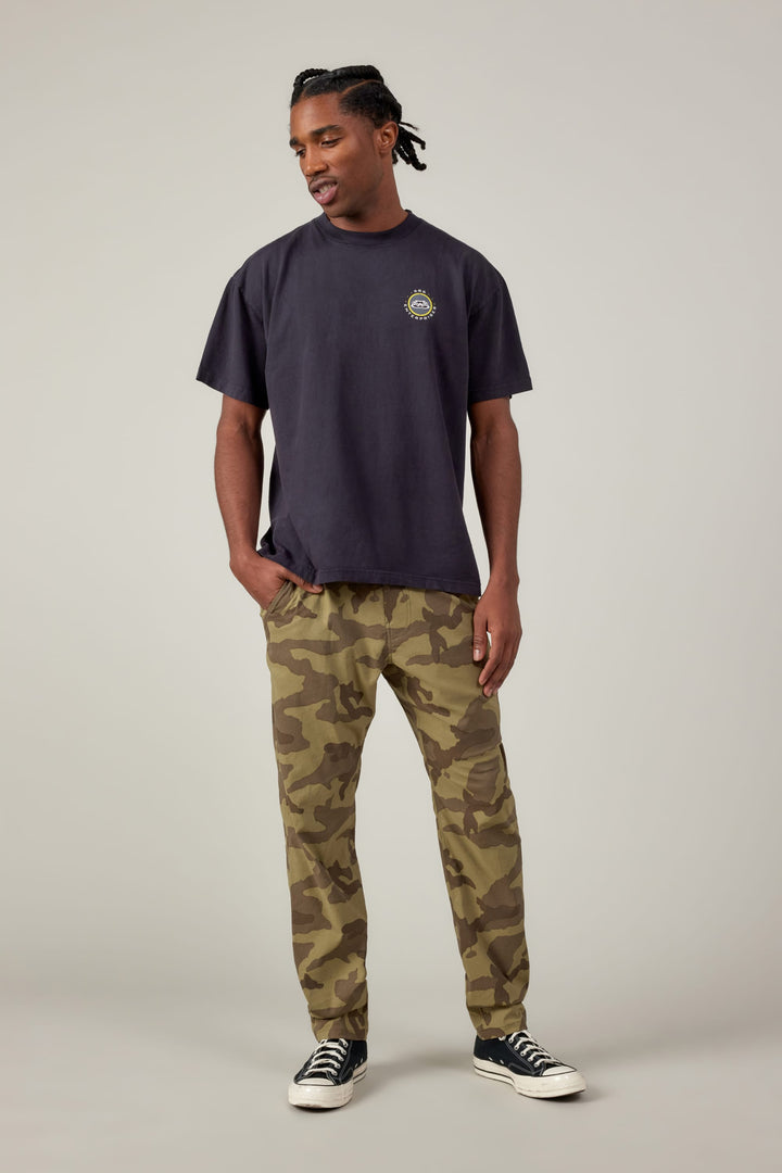 686 Men's Everywhere Featherlight Chino Pant - Slim Fit — SAGE CAMO (vista 2)