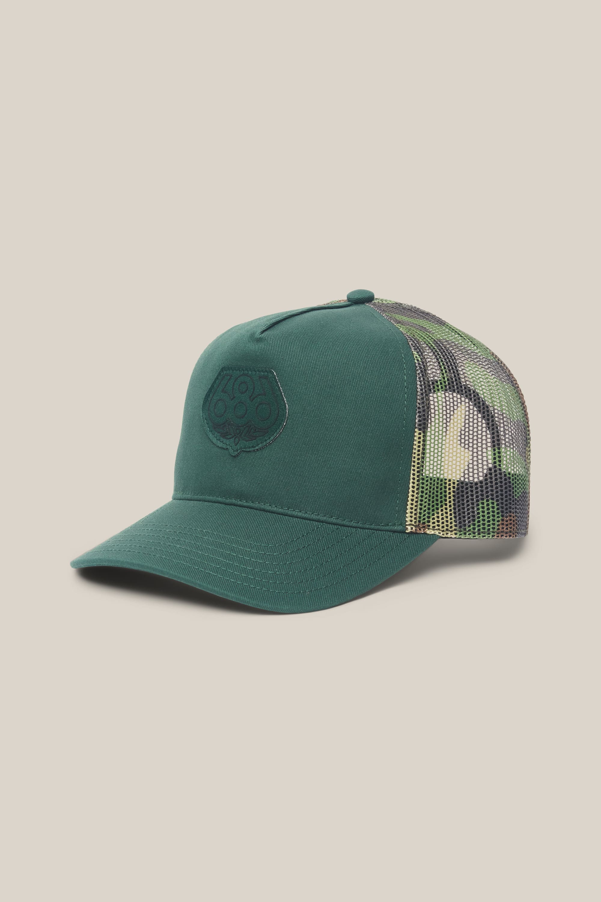 The 686 Mid-Pro Wreath Unstructured 5 Panel Mesh Hat by 686 is a green men’s woven trucker cap, designed with a fabric front, mesh camouflage sides, and a rounded brim. Expertly crafted, it features a subtle embroidered patch displaying the logo in matching green thread on the front.
