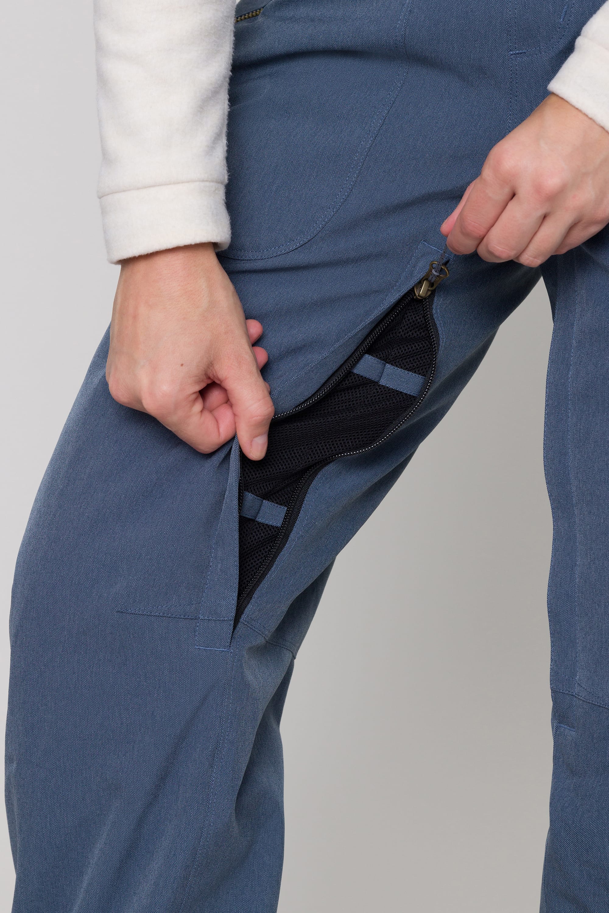 686 Women's Black Magic Insulated Bib – 686.com