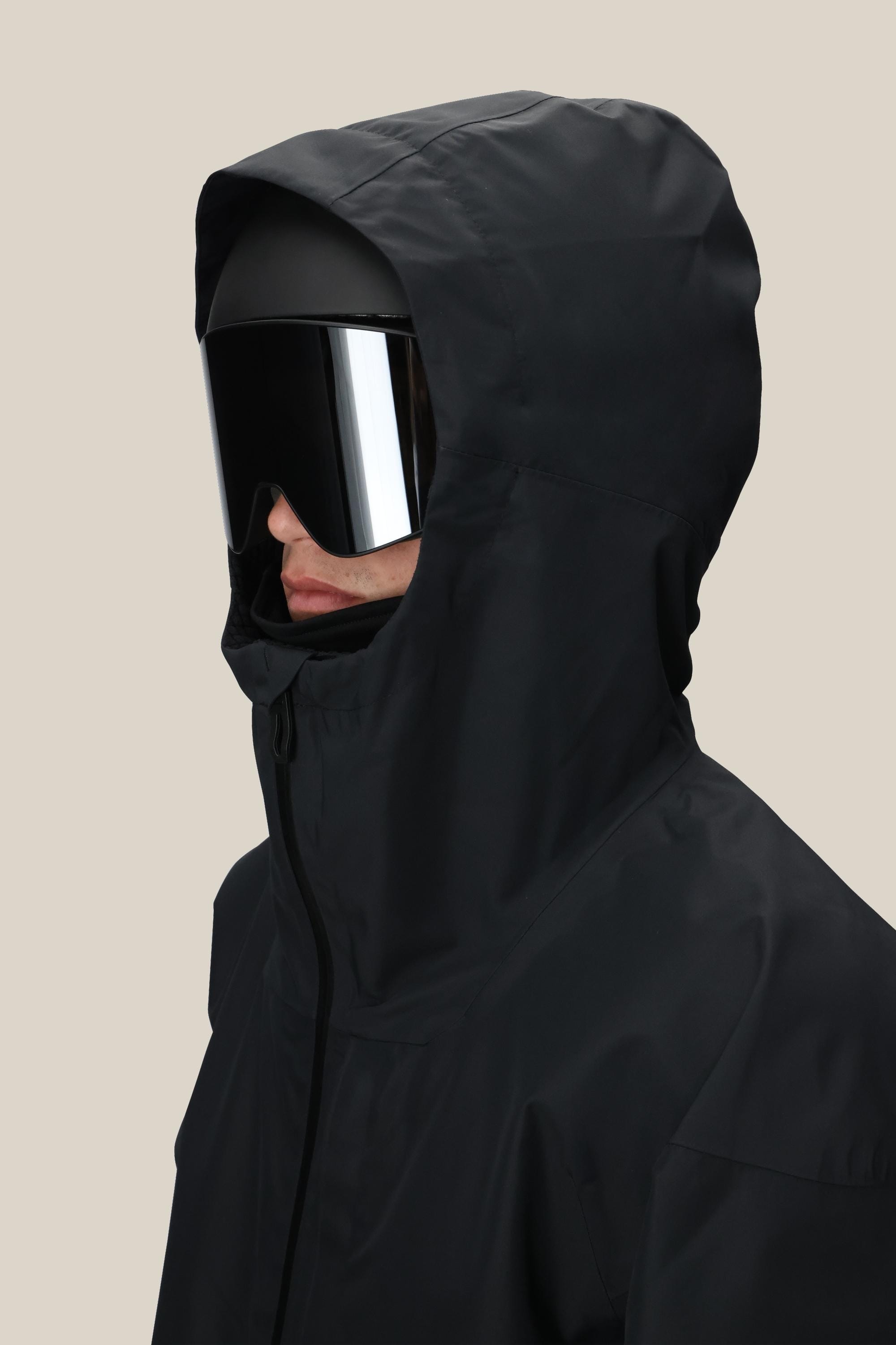 A man wearing the 686 Mens Gateway Shell Jacket and large, reflective black visor sunglasses faces slightly left against a plain beige background.