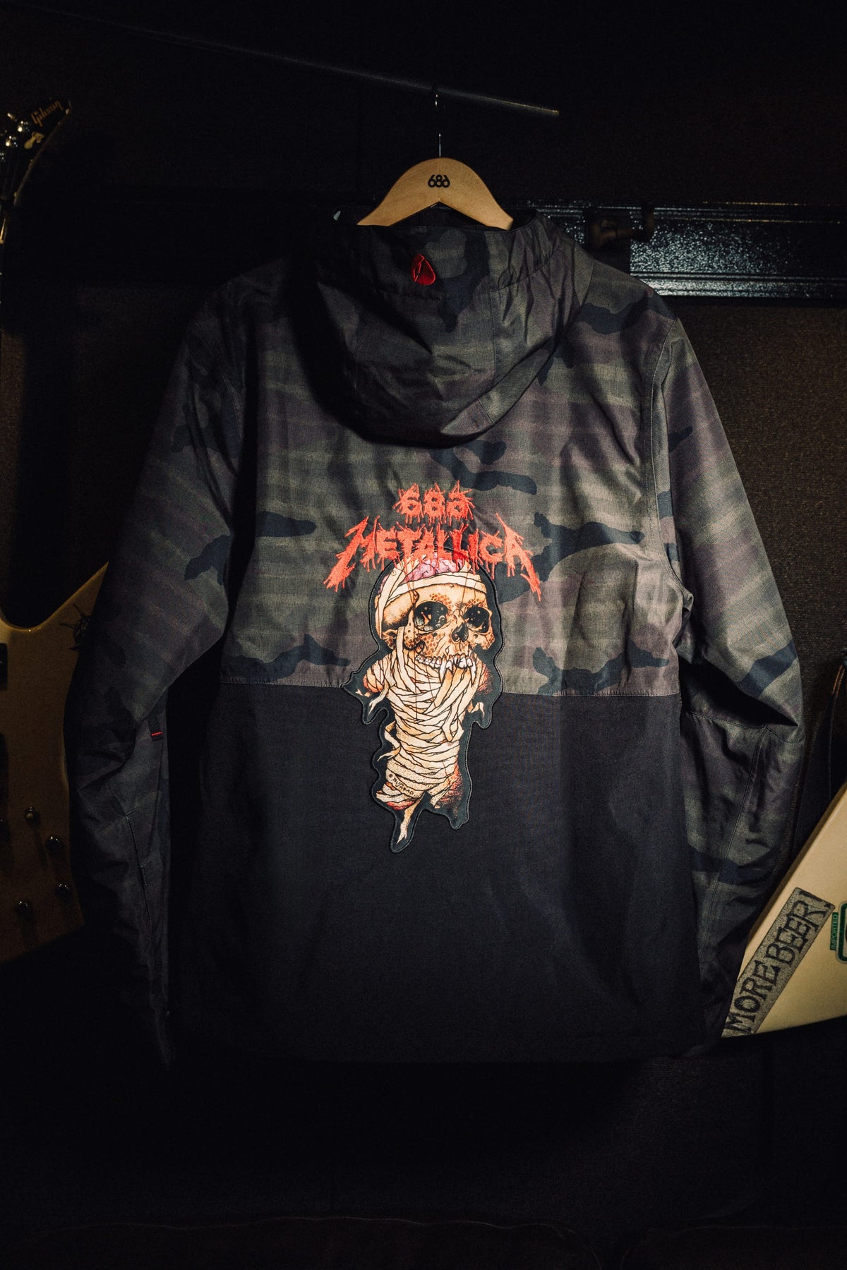686 Men’s Metallica One Insulated Jacket in two-tone camouflage, featuring a central graphic of a mummy-wrapped skull beneath the Metallica logo.