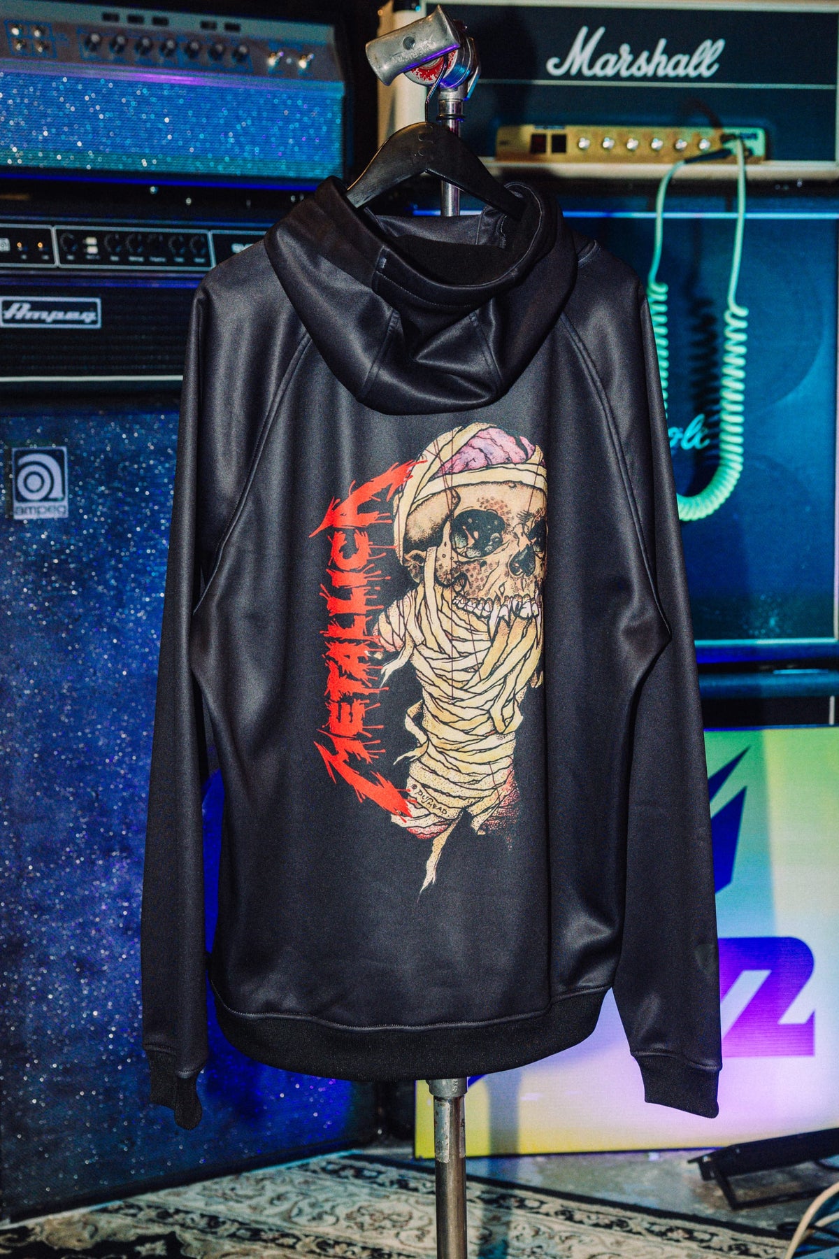 686 Men’s Metallica Bonded Fleece Pullover Hoody in black polyester fleece, featuring a graphic of a bandaged, exposed-brain skull and the Metallica logo on the back.