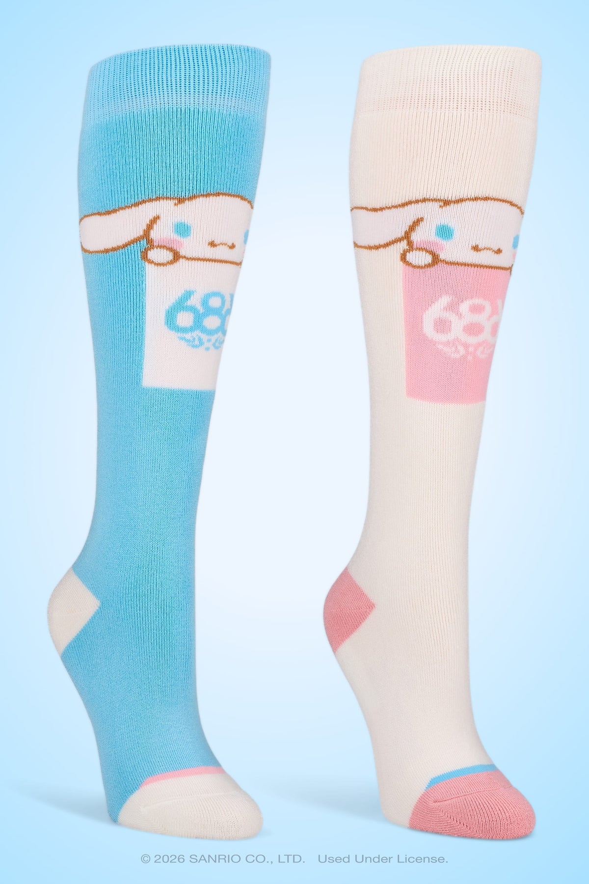 Add a playful touch to your outfit with the 686 Women’s Cinnamoroll™ Sock - 2-Pack by 686. This set includes knee-high women’s socks featuring the face and ears of the beloved Sanrio character Cinnamoroll, with one sock in blue and white accents and the other in white with pink accents. Each sock displays the number “686” for a unique sporty vibe, making them perfect performance socks that combine comfort and fun style.