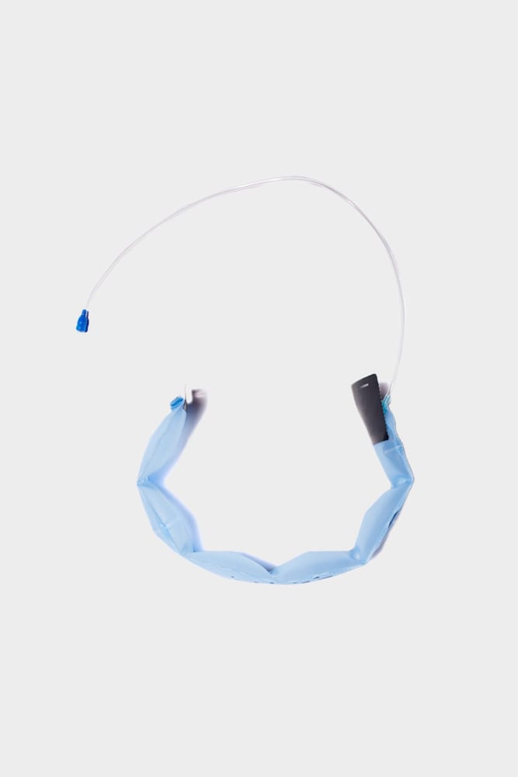The 686 Youth Complete Bladder System by 686, featuring a flexible tube for therapeutic cooling, is shown on a plain white background.