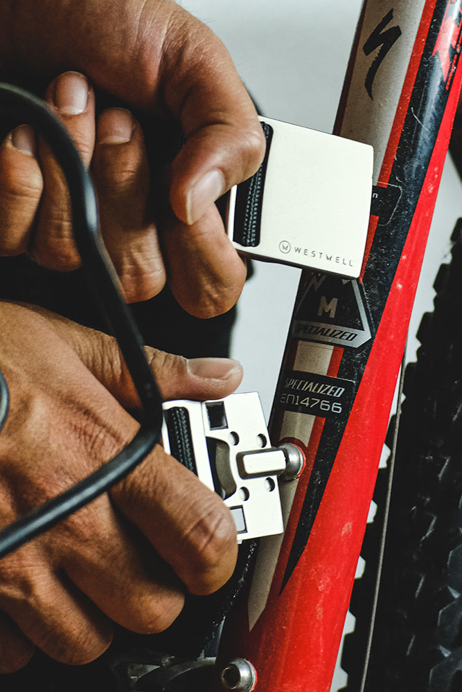 Close-up of hands fastening a 686 Westwell Clicker Stretch Belt, focusing on the belts buckle and its 686 label.